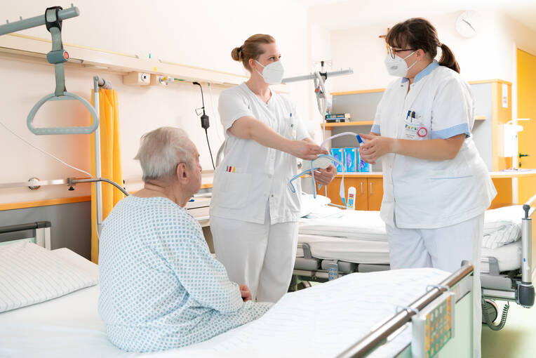 Auch in Österreich leidet die professionelle Pflege unter Personalmangel, Zeitdruck und Imageproblemen. Über eine Reform der Ausbildung verspricht man sich nun Abhilfe.