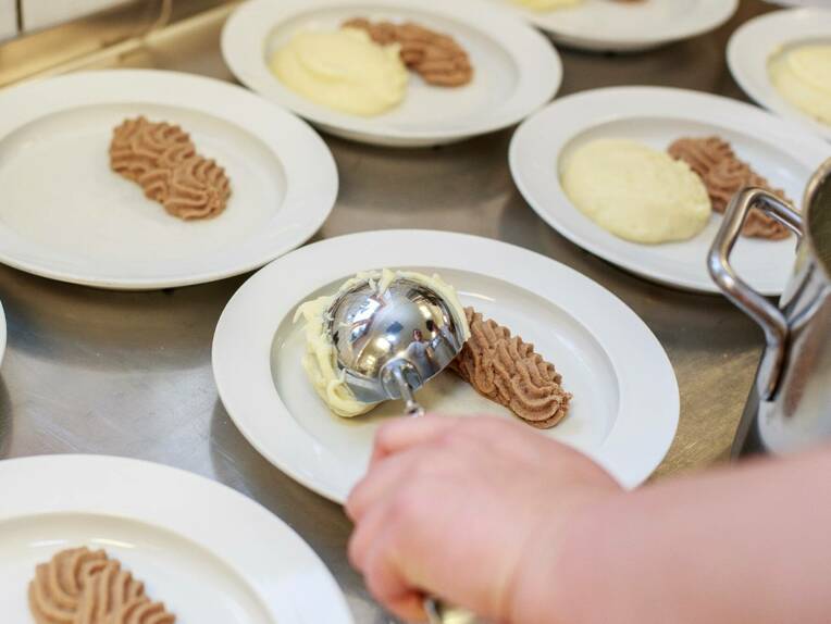Welche Maßnahmen ergreifen Kliniken, um bei Patienten mit einem Risiko für Mangelernährung eine ausreichende Nährstoffzufuhr sicherzustellen?