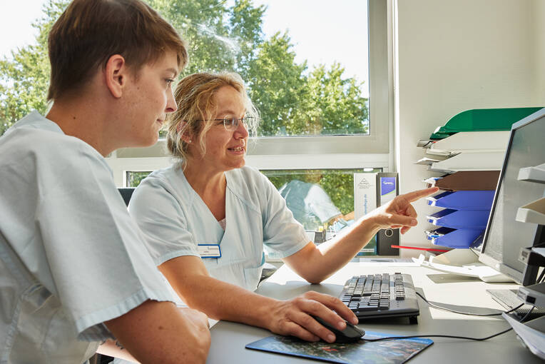 Der Ausstieg von SAP aus dem Krankenhausmarkt zwingt Kliniken zu grundlegenden IT‑Entscheidungen. Der Artikel zeigt, wie Häuser zwischen Komplettwechsel, Modernisierung und Verbundstrategien navigieren – und welchen Druck Reformen und Marktbewegungen erzeugen.