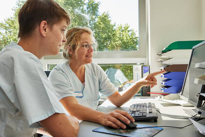 Der Ausstieg von SAP aus dem Krankenhausmarkt zwingt Kliniken zu grundlegenden IT‑Entscheidungen. Der Artikel zeigt, wie Häuser zwischen Komplettwechsel, Modernisierung und Verbundstrategien navigieren – und welchen Druck Reformen und Marktbewegungen erzeugen.