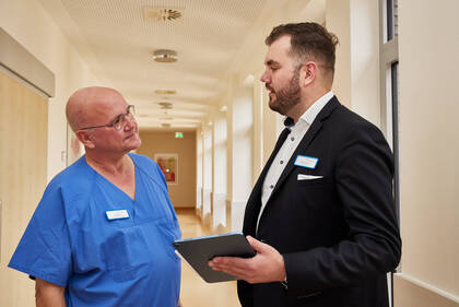 Immer wieder kursieren Horrorgeschichten aus Pflegeheimen. Deshalb gibt es regelmäßige Kontrollen und Mitbestimmung der Bewohner. Pläne des Landes für den Bürokratieabbau sorgen nun für Zoff.