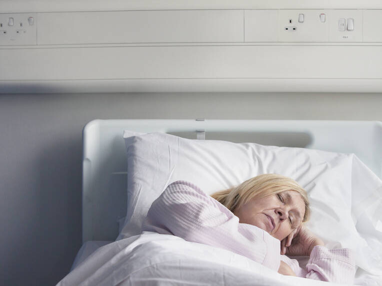 Schlaf im Krankenhaus ist oft gestört. Pflegefachpersonen können Patienten helfen, indem sie die bevorzugte Einschlafposition erkennen und gezielt unterstützen.