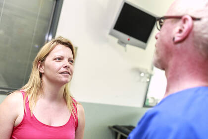 Wie erleben Angehörige die Erkrankung ihres Familienmitglieds und welchen Herausforderungen begegnen sie dabei? 