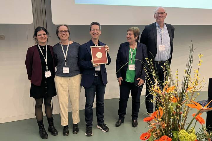 Eine Gruppe von Forschenden aus der Pflegewissenschaft erhält den Wissenschaftspreis des EbM-Netzwerks 2024. 