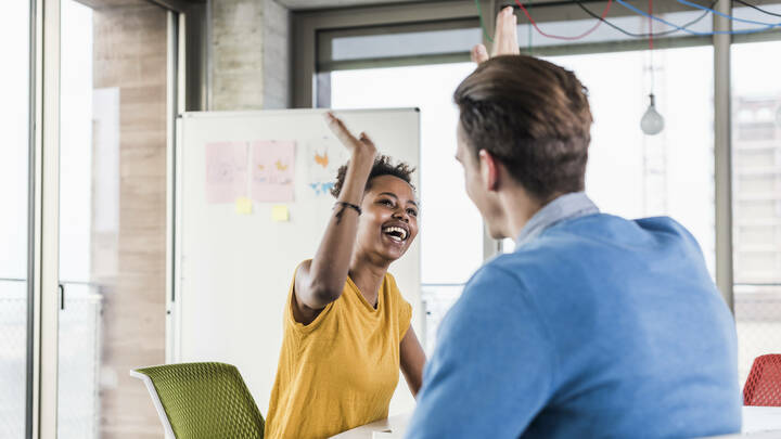Der Kampf um Pflegefachkräfte steigt. Wir geben Tipps, wie Arbeitgeber Pflegende für ihre Einrichtung gewinnen und halten können.