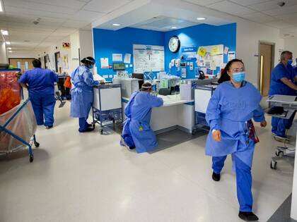 Ein britisches Forschungsteam hat untersucht, wie sich der Mangel an Pflegefachpersonen und die Beschäftigung von Hilfs-, Springer- und Leasingpersonal auf die Patientenversorgung auswirken.