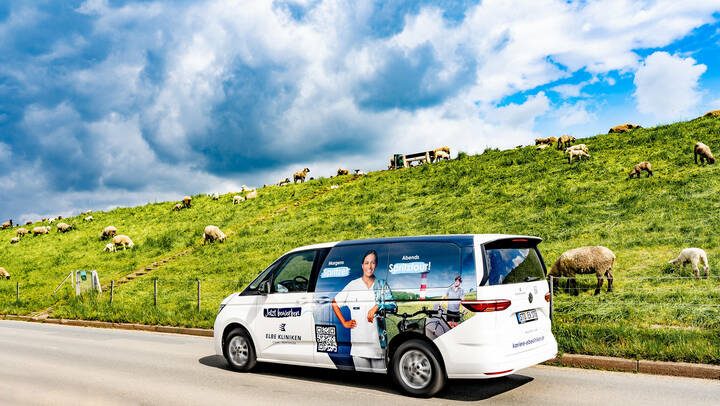 Um neues Pflegepersonal zu gewinnen, holt der Pflegedirektor künftig Bewerber direkt vor ihrer Haustür ab.