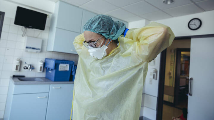 Eine aktuelle Umfrage will herausfinden, wie das Coronavirus die Arbeit von Pflegenden und Ärzten beeinflusst.