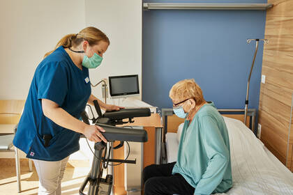 Neue Richtlinien zur Qualitätsprüfung in der ambulanten Pflege treten 2026 in Kraft. Der Fokus liegt auf Ergebnisqualität, Beratung und Versorgungsrealität, Strukturkriterien verlieren an Bedeutung. Neue Richtlinien zur Qualitätsprüfung in der ambulanten Pflege treten 2026 in Kraft. Der Fokus liegt auf Ergebnisqualität, Beratung und Versorgungsrealität, Strukturkriterien verlieren an Bedeutung.