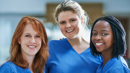 Zeitarbeit hilft, Personalengpässe zu überbrücken. Doch wegen hoher Kosten setzen Einrichtungen immer öfter auf andere Lösungen.