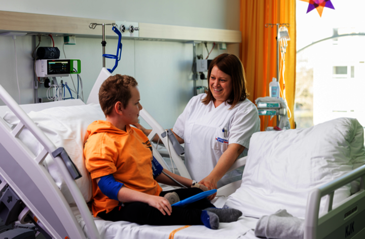 Ab März 2026 startet in Freiburg eine neue Weiterbildung zur neuropädiatrischen Pflege. Pflegefachpersonen lernen praxisnah und flexibel für die Versorgung neurologisch erkrankter Kinder.