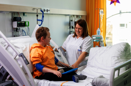 Ab März 2026 startet in Freiburg eine neue Weiterbildung zur neuropädiatrischen Pflege. Pflegefachpersonen lernen praxisnah und flexibel für die Versorgung neurologisch erkrankter Kinder.