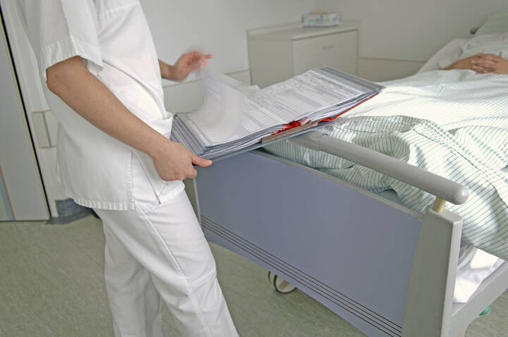 Ein wegen zehnfachen Mordes verurteilter Ex-Pfleger aus Aachen gerät erneut in den Fokus der Ermittler. Mehr als 100 weitere Verdachtsfälle werden geprüft – auch Exhumierungen fanden bereits statt.