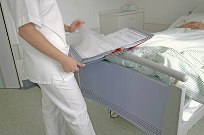 Ein wegen zehnfachen Mordes verurteilter Ex-Pfleger aus Aachen gerät erneut in den Fokus der Ermittler. Mehr als 100 weitere Verdachtsfälle werden geprüft – auch Exhumierungen fanden bereits statt.