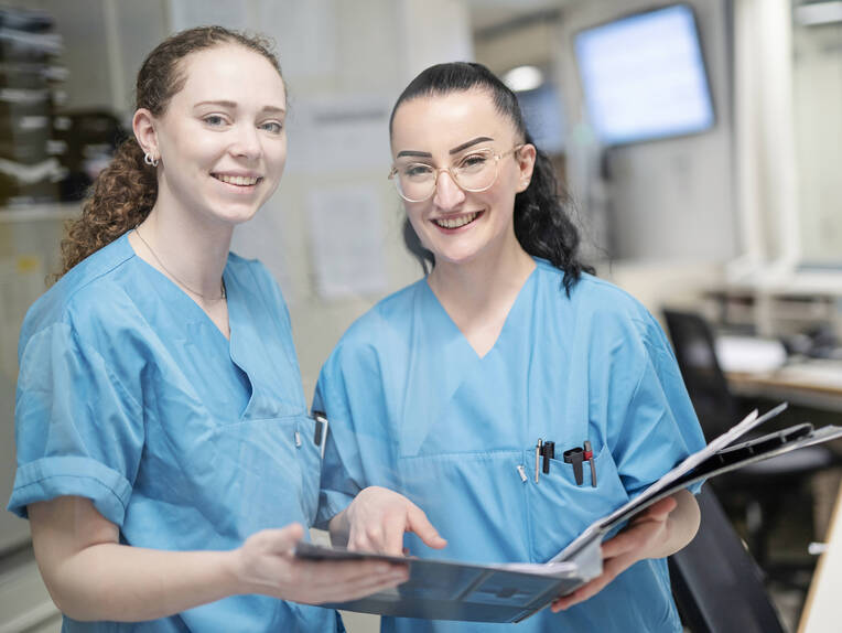 Vier-Tage-Woche, Urlaubsbonus, Arbeiten nach Wunsch: Kliniken und Pflegeeinrichtungen setzen auf kreative Maßnahmen zur Mitarbeiterbindung. Sechs erfolgreiche Beispiele im Überblick.