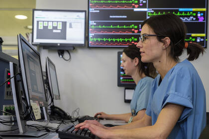 Pflegebedarfe steigen deutlich, doch Ausbildungskapazitäten stagnieren. Fachkräftemangel, regionale Versorgungslücken und neue Handlungsempfehlungen prägen eine aktuelle Analyse. Pflegebedarfe steigen deutlich, doch Ausbildungskapazitäten stagnieren. Fachkräftemangel, regionale Versorgungslücken und neue Handlungsempfehlungen prägen eine aktuelle Analyse.