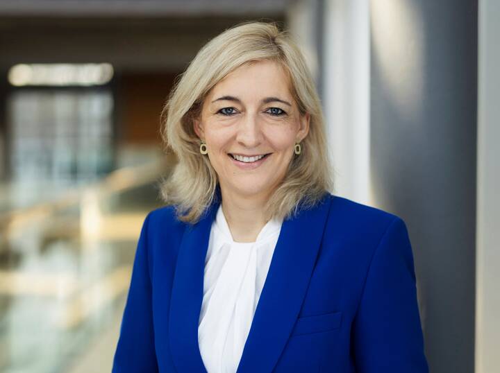 Die neue Gesundheitsministerin hat im Bundestag ihre Agenda vorgestellt. Mit den Verbänden der Branche will Warken schnell ins Gespräch kommen.