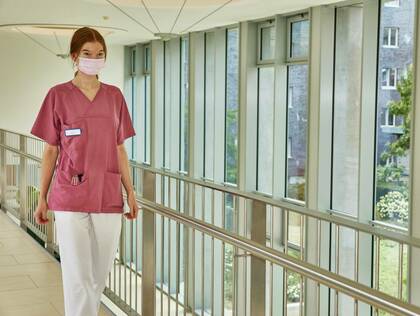 Wie hängen die Kommunikation der Beschäftigten in der Pflege, die Wahrnehmung deren Kompetenz und die gesellschaftliche Aner­kennung zusammen?