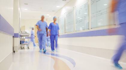 Ein bayerisches Modellprojekt zeigt: Mit gezielten Springerpools lassen sich ungeplante Ausfälle besser abfedern, Dienstpläne stabilisieren und Leiharbeit reduzieren.  Ein bayerisches Modellprojekt zeigt: Mit gezielten Springerpools lassen sich ungeplante Ausfälle besser abfedern, Dienstpläne stabilisieren und Leiharbeit reduzieren.