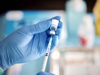 Akute und chronische Leberentzündungen sind weiterhin verbreitet. Impfungen und konsequente Hygienemaßnahmen in Pflege und Medizin sind entscheidend für die Infektionsprävention.