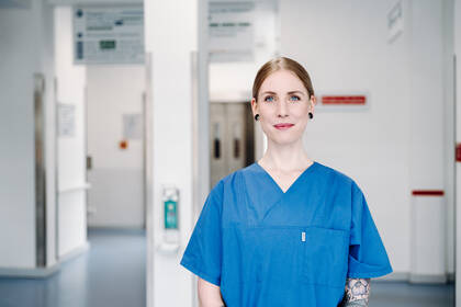 Rollenbilder in der Pflege: Warum Vanessa Schulte die Bezeichnung "Schwester" kritisch sieht und welche Bedeutung Sprache für Professionalität für sie hat.