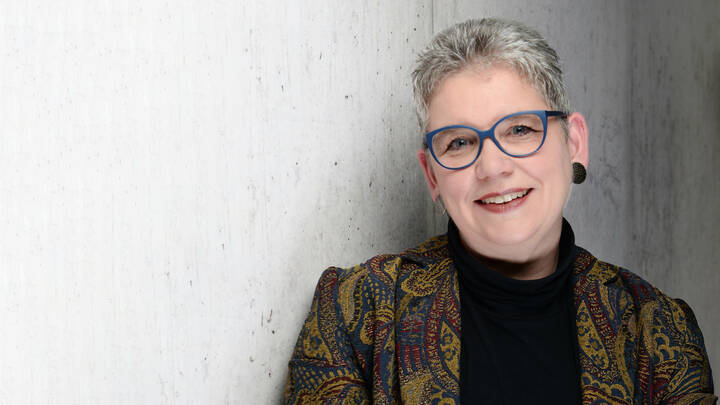 Die Pflegeprofession wartet gespannt auf zwei wegweisende Gesetze, die die Versorgung der Patienten und Pflegebedürftigen grundlegend verbessern können. DPR-Präsidentin Christine Vogler mahnt zur Eile.