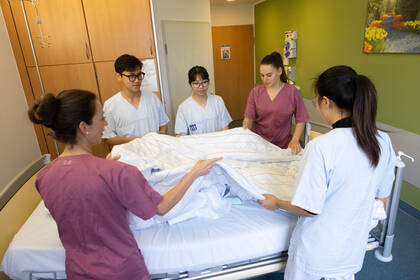 Das Uniklinikum Leipzig bereitet derzeit 18 jungen Männer und Frauen aus Vietnam und anderen Ländern auf eine Pflegeausbildung vor. Es ist die erste internationale Klasse. Das Uniklinikum Leipzig bereitet derzeit 18 jungen Männer und Frauen aus Vietnam und anderen Ländern auf eine Pflegeausbildung vor. Es ist die erste internationale Klasse.