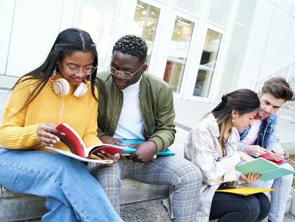 Auszubildende – insbesondere junge Menschen mit Migrationserfahrungen – benötigen für den Berufsstart konkrete Unterstützung.