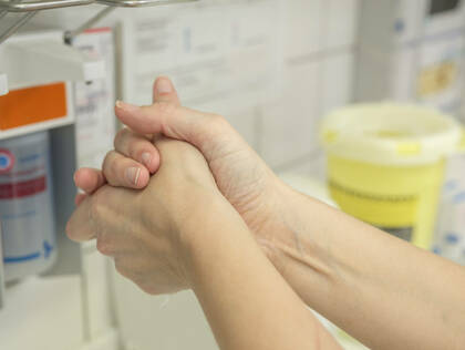 Welche Regeln sind während SARS-CoV-2 zu beachten und welche Empfehlungen gelten für das Atemwegsmanagement?