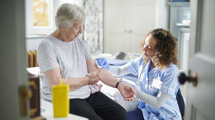 Aktuell drohen in der ambulanten und stationären Pflege Vinyl-Einmal-Handschuhe zur neuen Mangelware zu werden, mahnt der Paritätische Wohlfahrtsverband. 