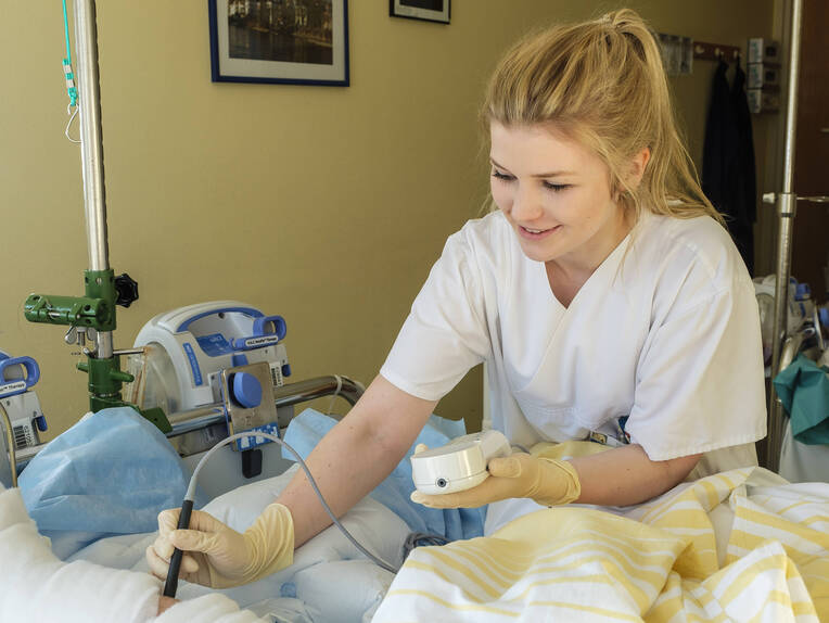 Eine neue Übersichtsarbeit untersucht, wie sich Advanced Practice Nurses auf Kosten, Versorgungsqualität und das Wohlbefinden von Patient:innen auswirken.