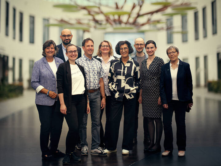 Der neue DBfK-Vorstand (v. l.): Sabine Berninger, Martin Dichter, Lina Gürtler, Stefan Werner (Vizepräsident), Andrea Uhlmann, Vera Lux (Präsidentin), Johannes Wünscher, Elizabeth Tollenaere (Vizepräsidentin), Andrea Kiefer 