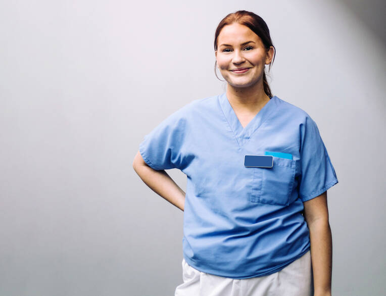 Pflegepraktika prägen die Berufswahl junger Menschen. Wie Einrichtungen durch gute Begleitung, Teamkultur und Praxisnähe Interesse für den Pflegeberuf fördern.