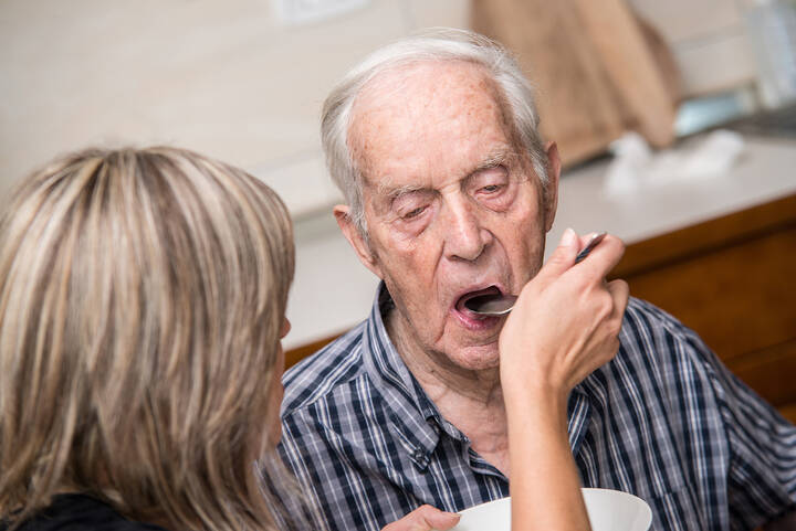 Die DGEM macht sich für ein systematisches Screening auf Mangelernährung im Krankenhaus stark. Pflegefachpersonen kommt dabei eine entscheidende Rolle zu. 