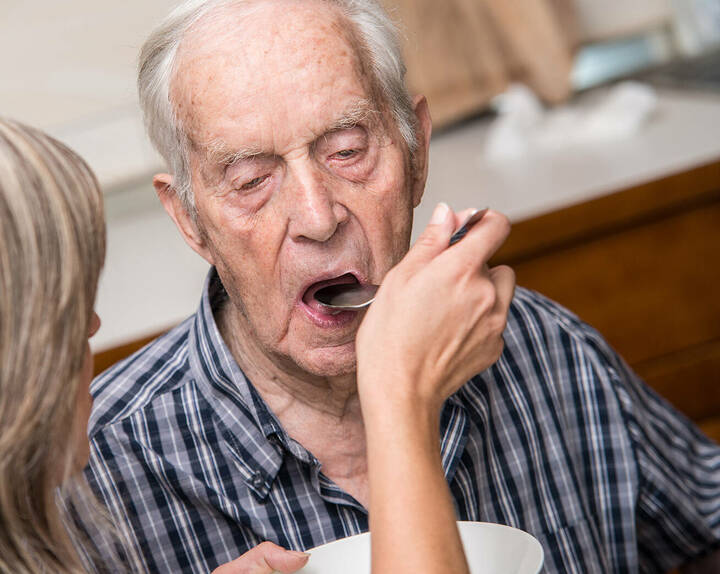 5 Tipps, wie Pflegende eine Dysphagie erkennen können