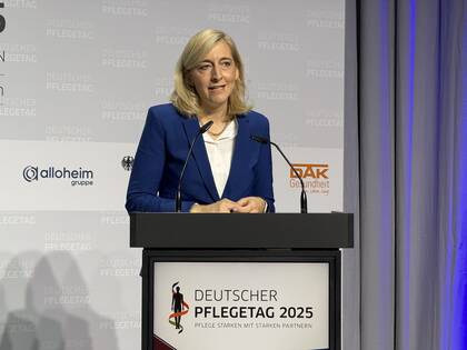 Bundesgesundheitsministerin Nina Warken (CDU) hat im Rahmen der Eröffnungsveranstaltung des Deutschen Pflegetags 2025 in Berlin bekräftigt, dass die Pflege für die Bundesregierung Priorität habe und "in ihrer ganzen Brandbreite" weiter stärken werde.