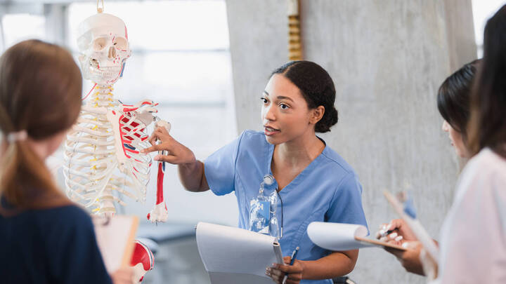 Die Landespflegekammer Rheinland-Pfalz drängt auf ein eigenes Landesprogramm zur Förderung von Fort- und Weiterbildungen in der Pflege.