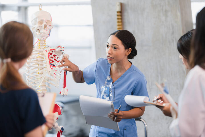 Die Bildungsakademie der Gesundheit Nord in Bremen startet 2025 mit der staatlich anerkannten Fachweiterbildung "Fachpflege für Neurologie".