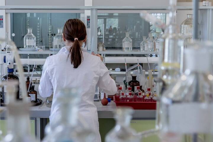 Neue Forschungsergebnisse zur berufsbedingten Formalin- und Formaldehyd-Exposition von Pflegekräften zeigen: Trotz Grenzwerten drohen Gesundheitsschäden. Geschlossene Systeme gewinnen an Bedeutung.