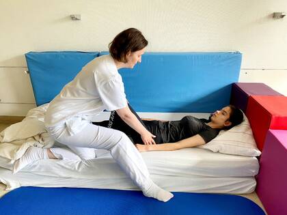 Die bodennahe Pflege kann bei sturzgefährdeten Personen mit hohem Bewegungsdrang und kognitiver Einschränkung hilfreich sein.