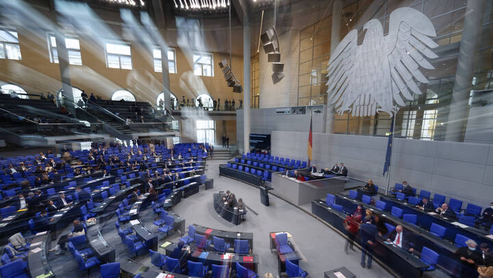 Der Bundestag hat das das Gesetz zur Befugniserweiterung und Entbürokratisierung in der Pflege verabschiedet. Pflegefachpersonen erhalten neue heilkundliche Befugnisse – Dokumentation und Prüfungen werden verschlankt.