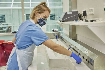 Eine neue Befragung des Bundesverbands Pflegemanagement sieht das Pflegebudget als Stabilisator für Personal und Versorgung. Pflegerat und DBfK warnen vor Rückschritten und verlangen eine datenbasierte Weiterentwicklung mit klaren Qualitätszielen und Verzahnung zur Personalbemessung.