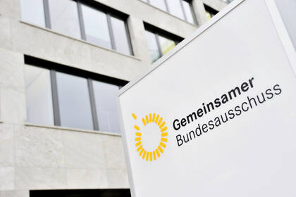 Der Gemeinsame Bundesausschuss (G-BA) stoppt Beratungen zur Krankenbeobachtung in der häuslichen Krankenpflege und begründet dies mit unklaren Zuständigkeiten.