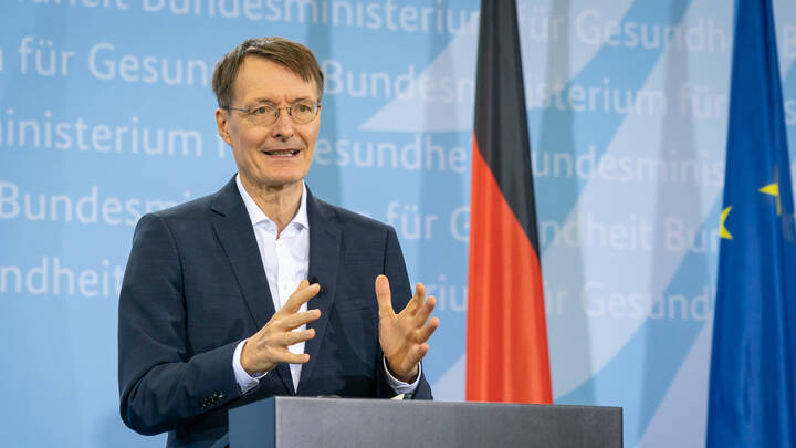 Wegen der drohenden Abschiebung kolumbianischer Pflegekräften ist die Zukunft eines niedersächsischen Pflegeheims bedroht. Bundesgesundheitsminister Karl Lauterbach verspricht zu helfen.