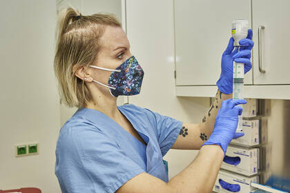 Das Universitätsklinikum Schleswig-Holstein hat ein Kompetenzmodell entwickelt, um unterschiedliche pflegerische Qualifikationen und Tätigkeitsprofile klar zu differenzieren.