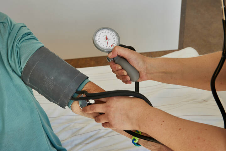 Die ersten Pflegefachpersonen leisten Pionierarbeit und übernehmen als "Spezialisierte Pflegefachpersonen" heilkundliche Tätigkeiten.