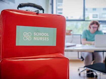 Die Stadt Wien führt ab kommenden Schuljahr flächendeckend Pflegefachpersonen im Schulwesen ein. Der Bedarf an School Nurses ist groß.