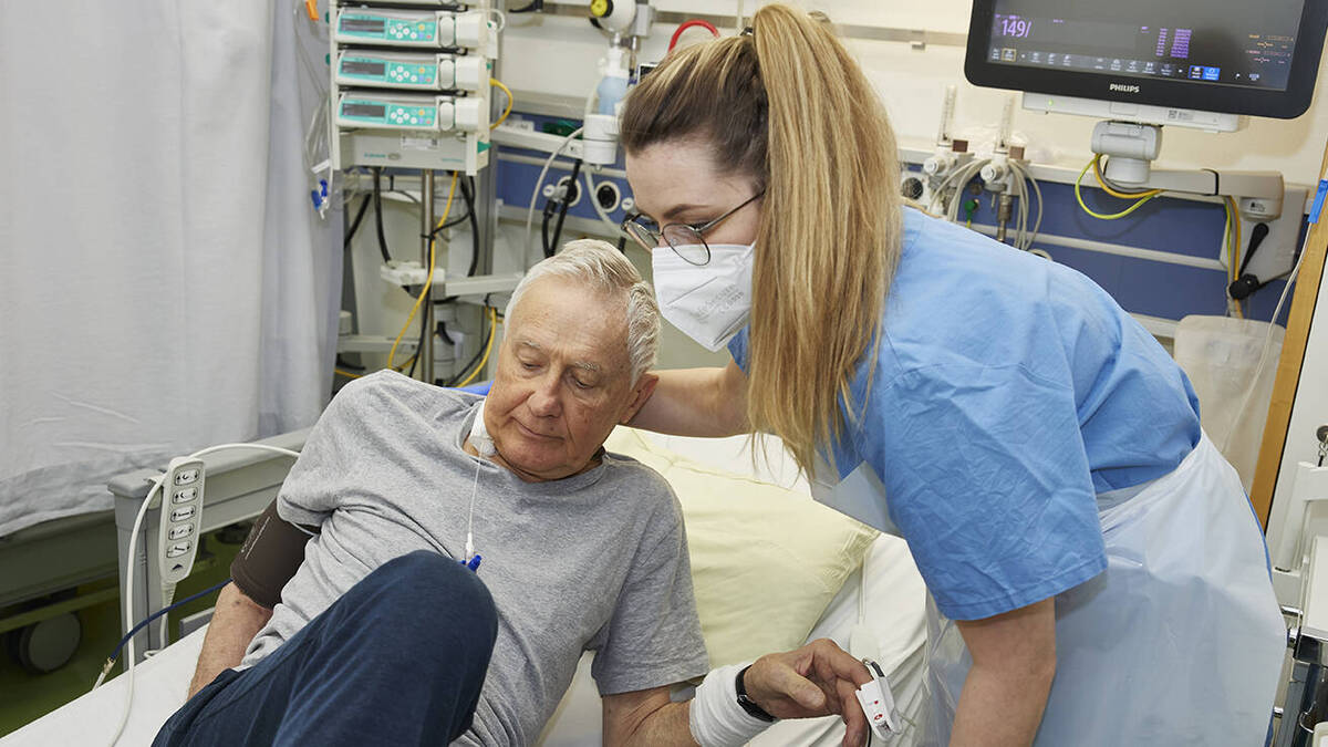 Der VPU hat eine umfassende Rahmenempfehlung zur Implementierung von Advanced Practice Nursing in deutschen Krankenhäusern veröffentlicht. Der Leitfaden fordert klare Governance‑Strukturen, Rollenprofile und belastbare Finanzierungsmodelle für eine evidenzbasierte Weiterentwicklung pflegerischer Expertise. 