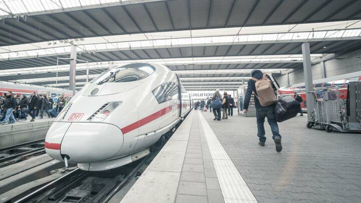 Der Gesundheitspolitiker der Linken, Achim Kessler, hat freie Bahnfahrten für alle Pflegenden gefordert.
