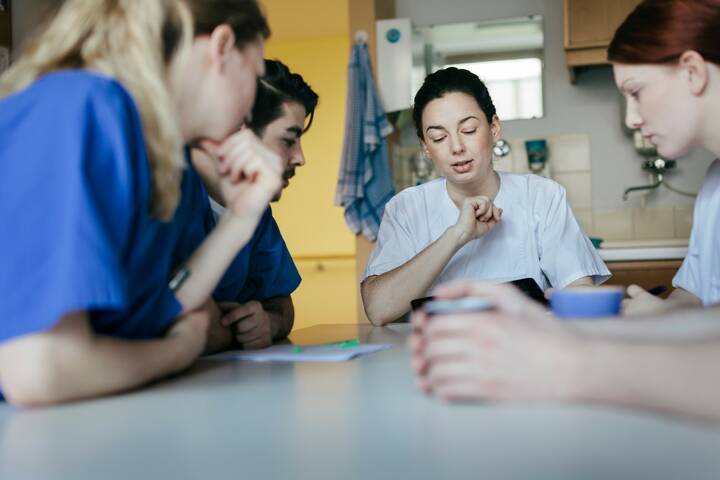 Mit einer EBN-Gruppe fördern die Fachkliniken Wangen im Allgäu Pflegefachpersonen, die gerade ihr Studium absolviert haben, auf dem Weg zu ihrer Arbeit am Patientenbett. 